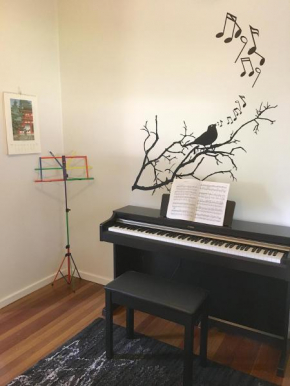 Cottage with Piano, Books & Games in the Hunter, Singleton